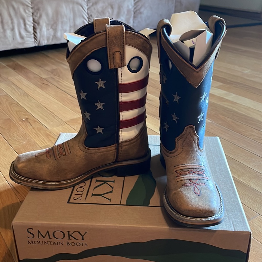 Lightly worn Smoky Mountain Kids boots size 1
